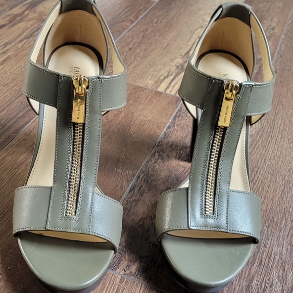 Michael Kors Berkley Olive Heels with Gold Zipper - Picture 1 of 4